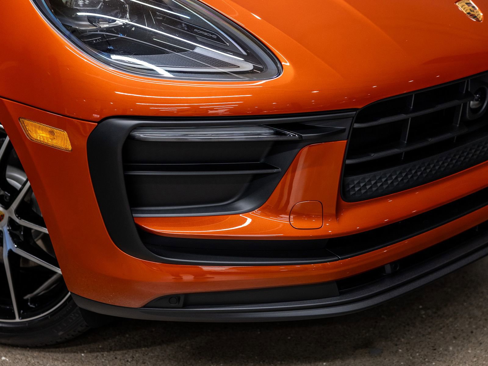 Certified 2025 Porsche Macan AWD/4WD image 17