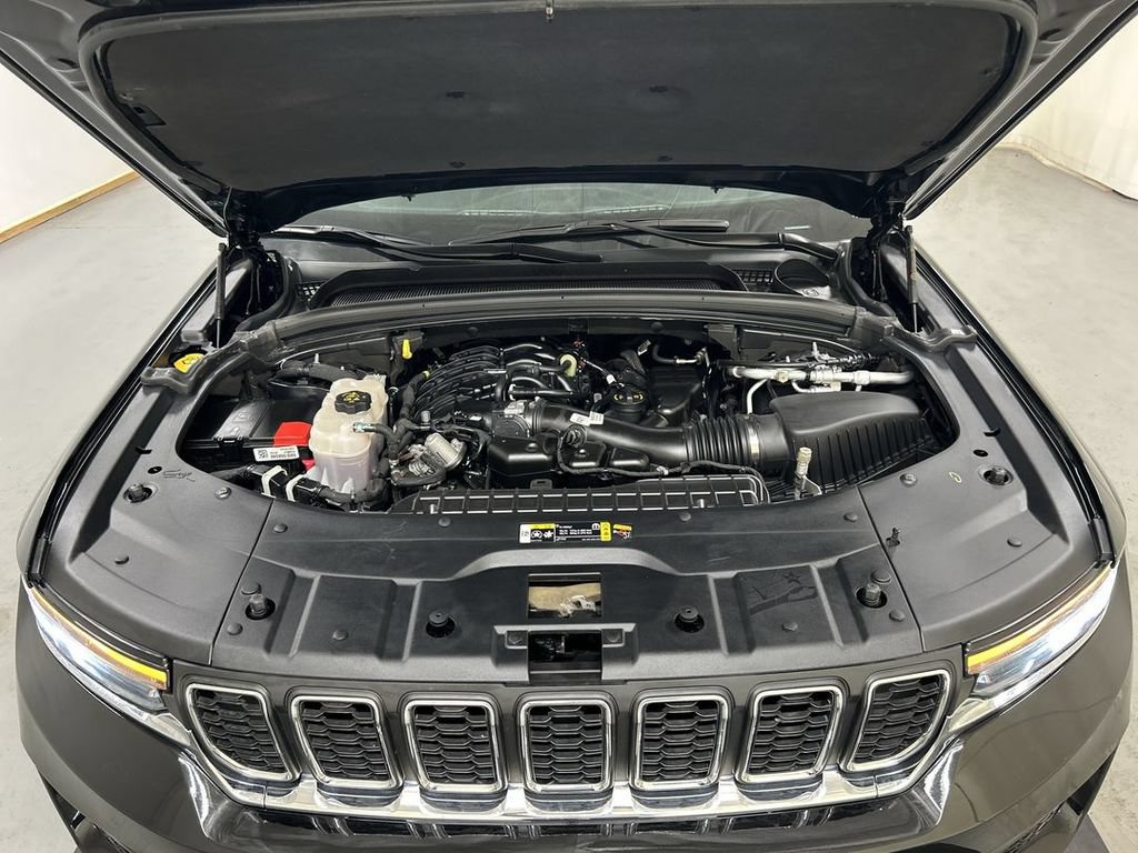 Used 2023 Jeep Grand Cherokee Laredo AWD/4WD image 23