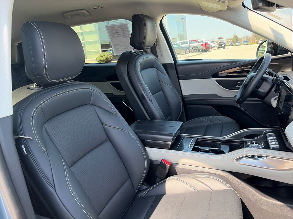 Used 2025 Lincoln Nautilus Premier AWD/4WD image 12