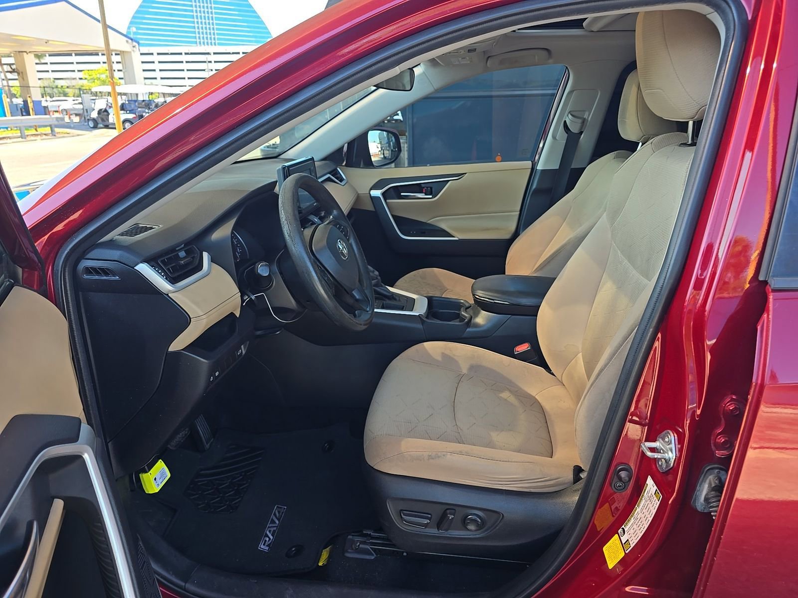 Used 2021 Toyota RAV4 XLE w/ Convenience Package FWD image 3
