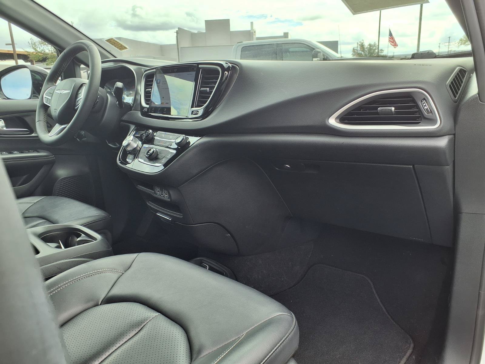 Used 2025 Chrysler Pacifica Select FWD image 10