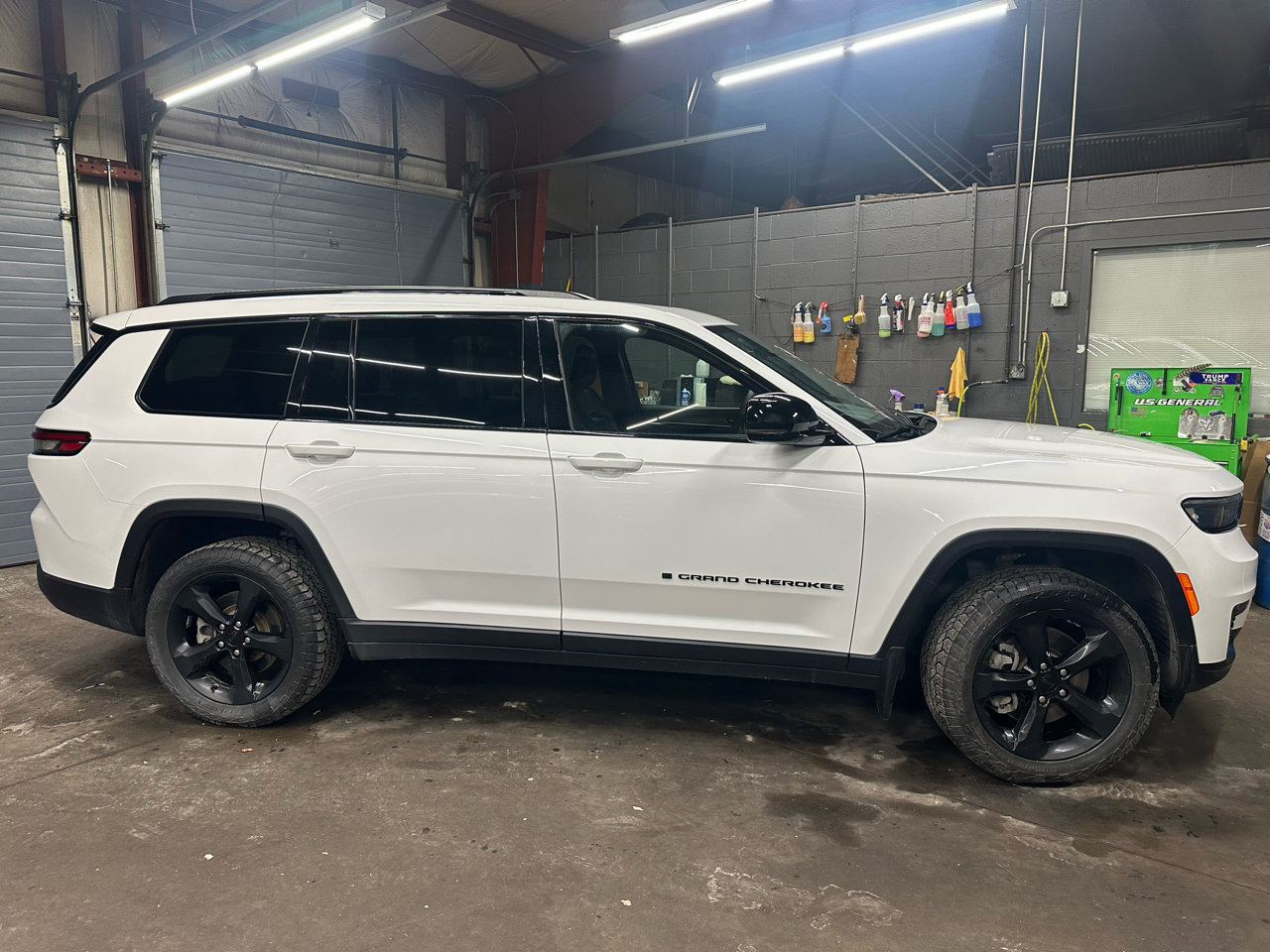 Used 2024 Jeep Grand Cherokee L Limited w/ Black Appearance Package image 4