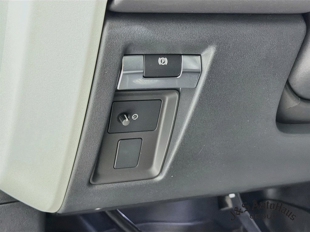 Used 2024 Land Rover Defender 110 X-Dynamic SE AWD/4WD image 10