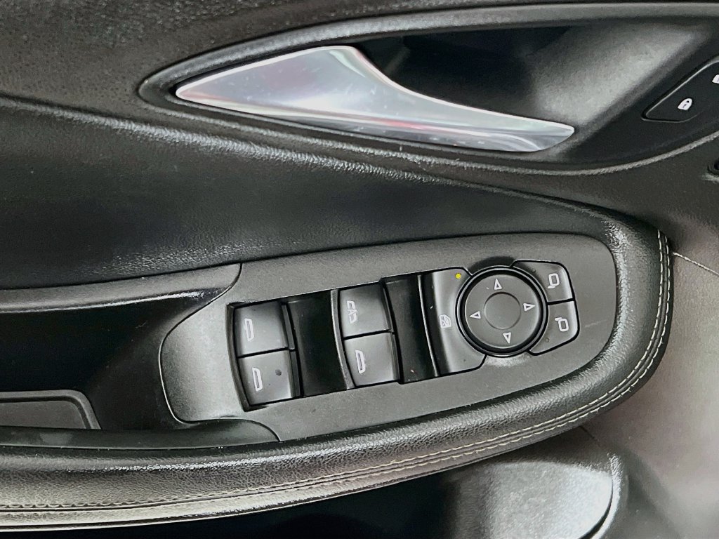Used 2021 Buick Encore GX Essence w/ Experience Buick Package FWD image 14