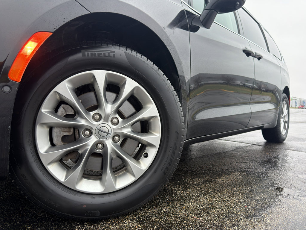 Used 2024 Chrysler Pacifica Touring-L image 9