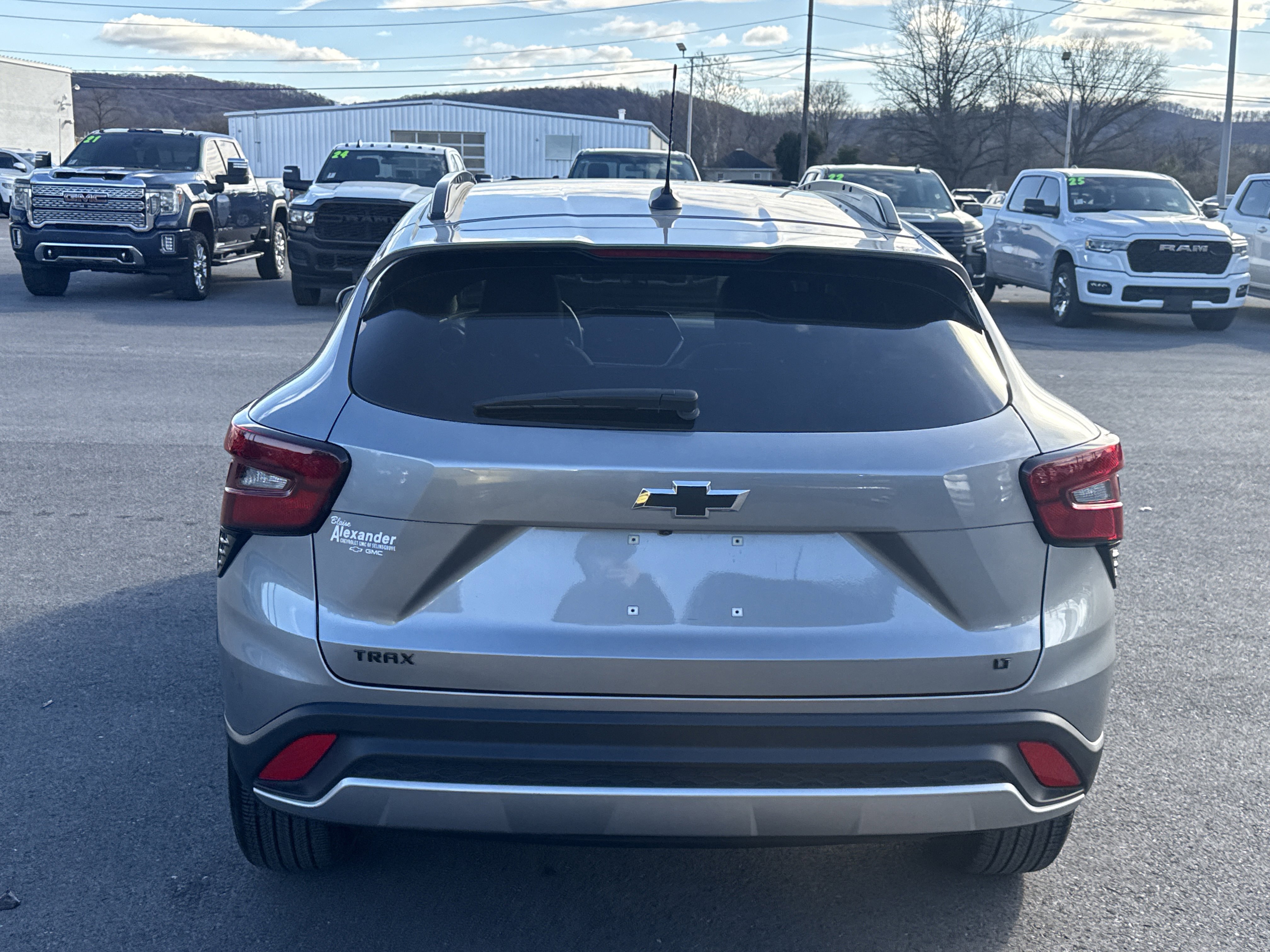 Used 2025 Chevrolet Trax LT w/ LT Convenience Package image 4