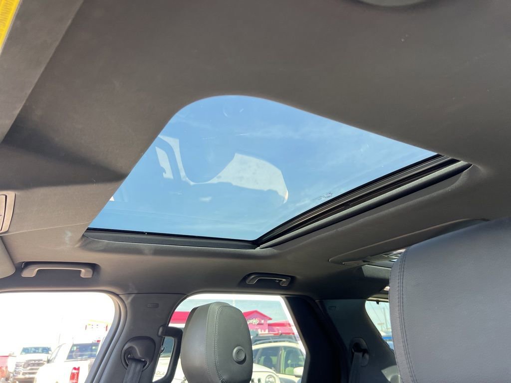 Used 2020 Land Rover Discovery HSE image 17