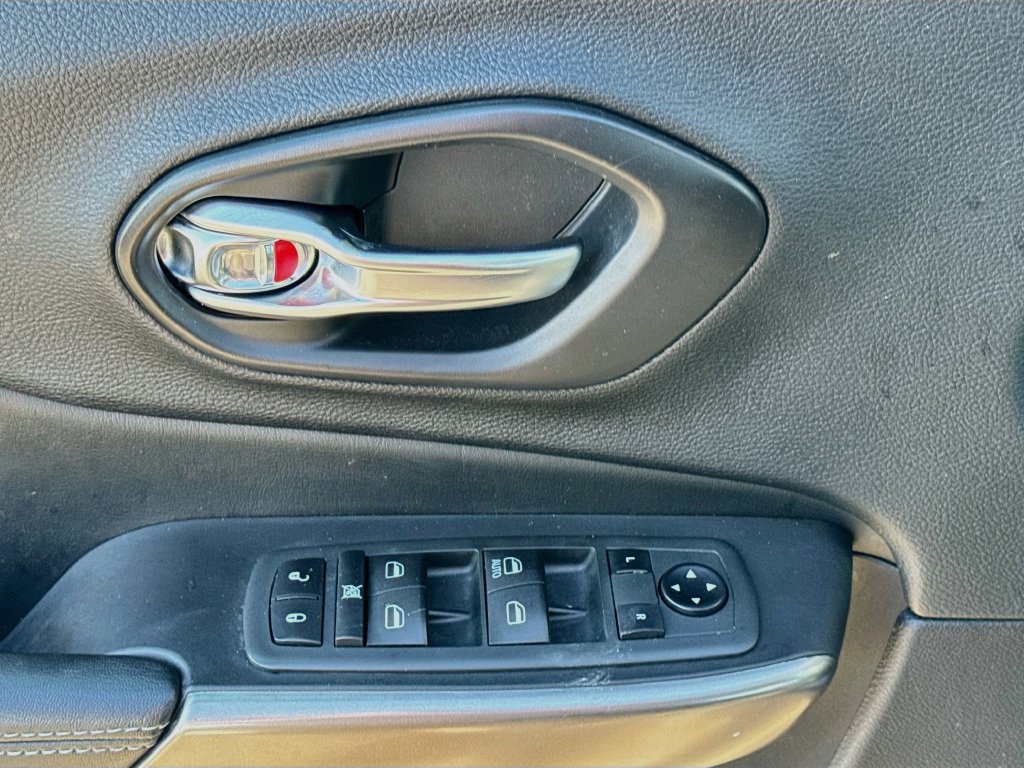 Used 2020 Jeep Cherokee Latitude FWD image 21