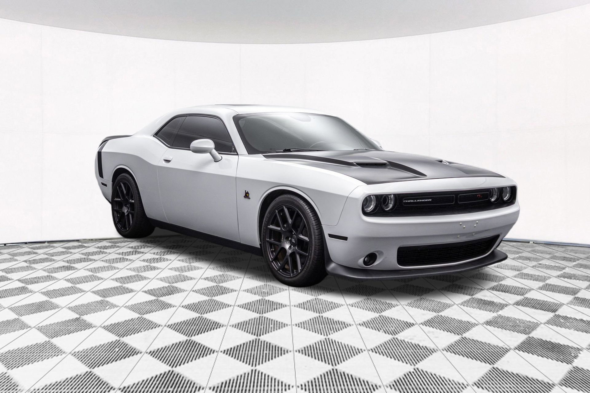 Used 2018 Dodge Challenger R/T Scat Pack w/ Leather Interior Group RWD image 15