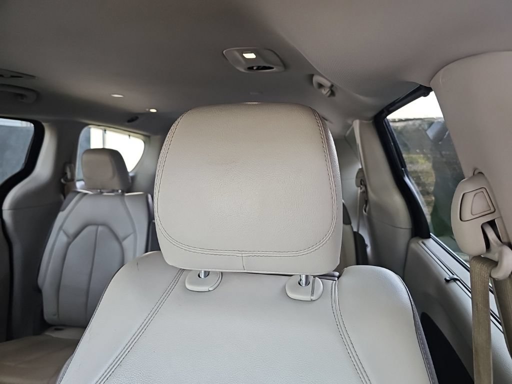 Used 2018 Chrysler Pacifica Touring-L Plus w/ Advanced Safetytec Group FWD image 12