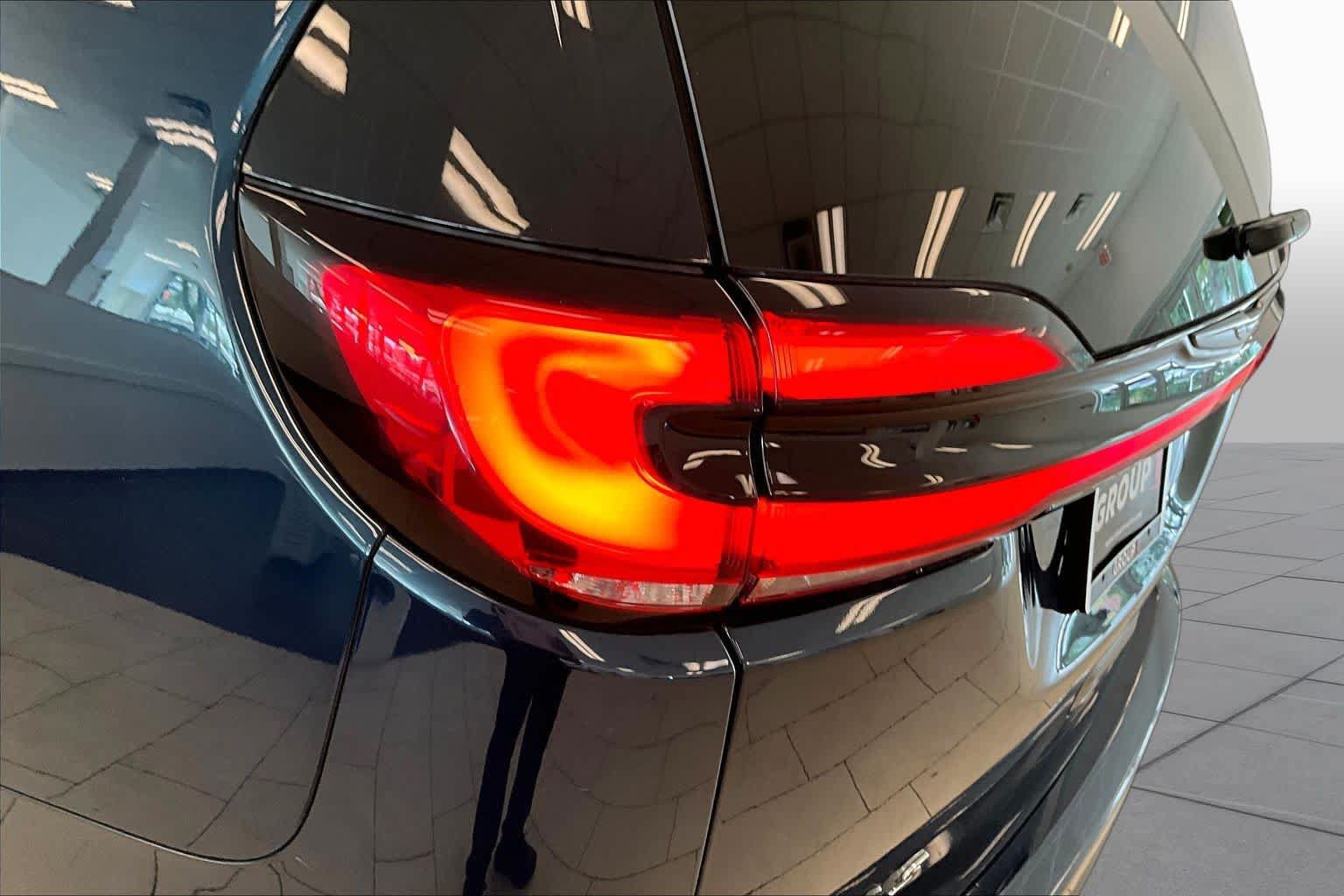 Used 2022 Chrysler Pacifica Touring-L w/ Uconnect Theater Family Group FWD image 27
