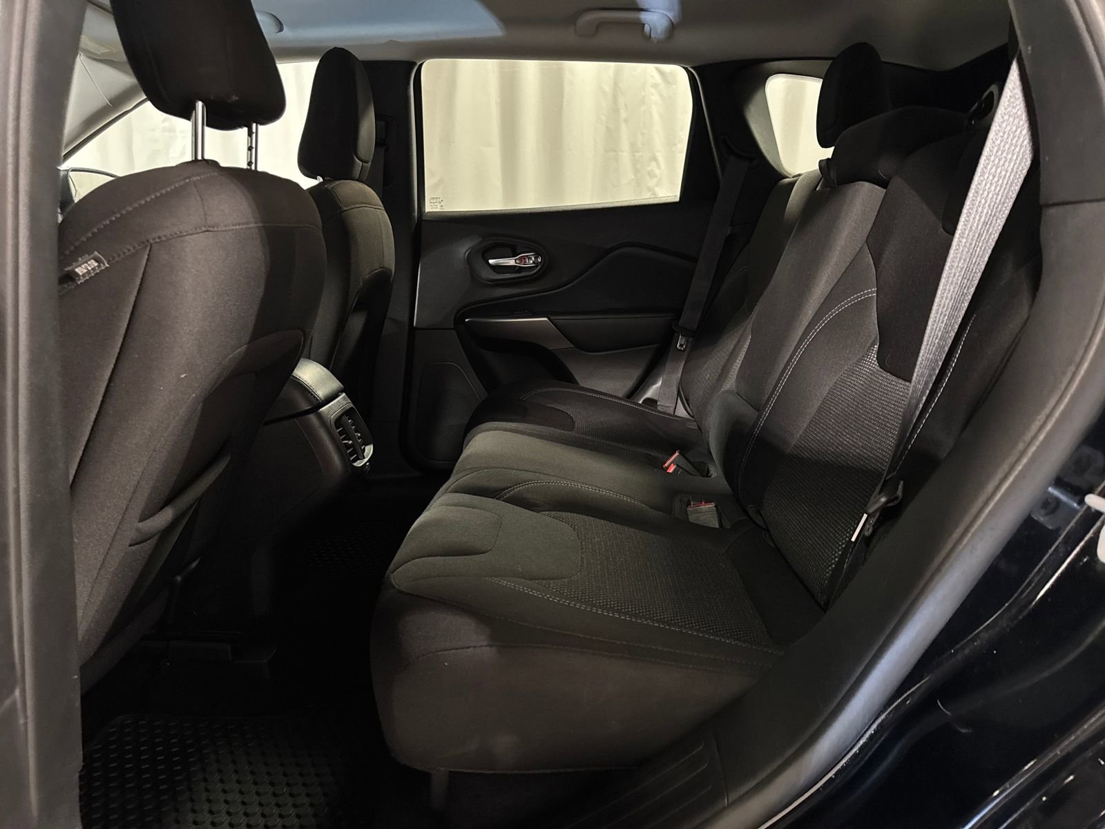 Used 2020 Jeep Cherokee Latitude w/ Cold Weather Group image 5