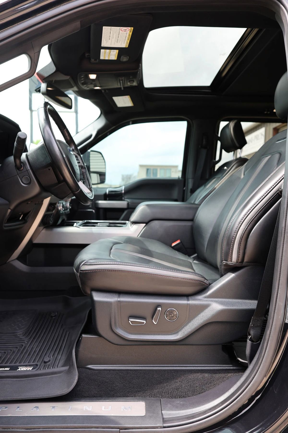 Used 2021 Ford F350 Platinum w/ FX4 Off-Road Package image 29