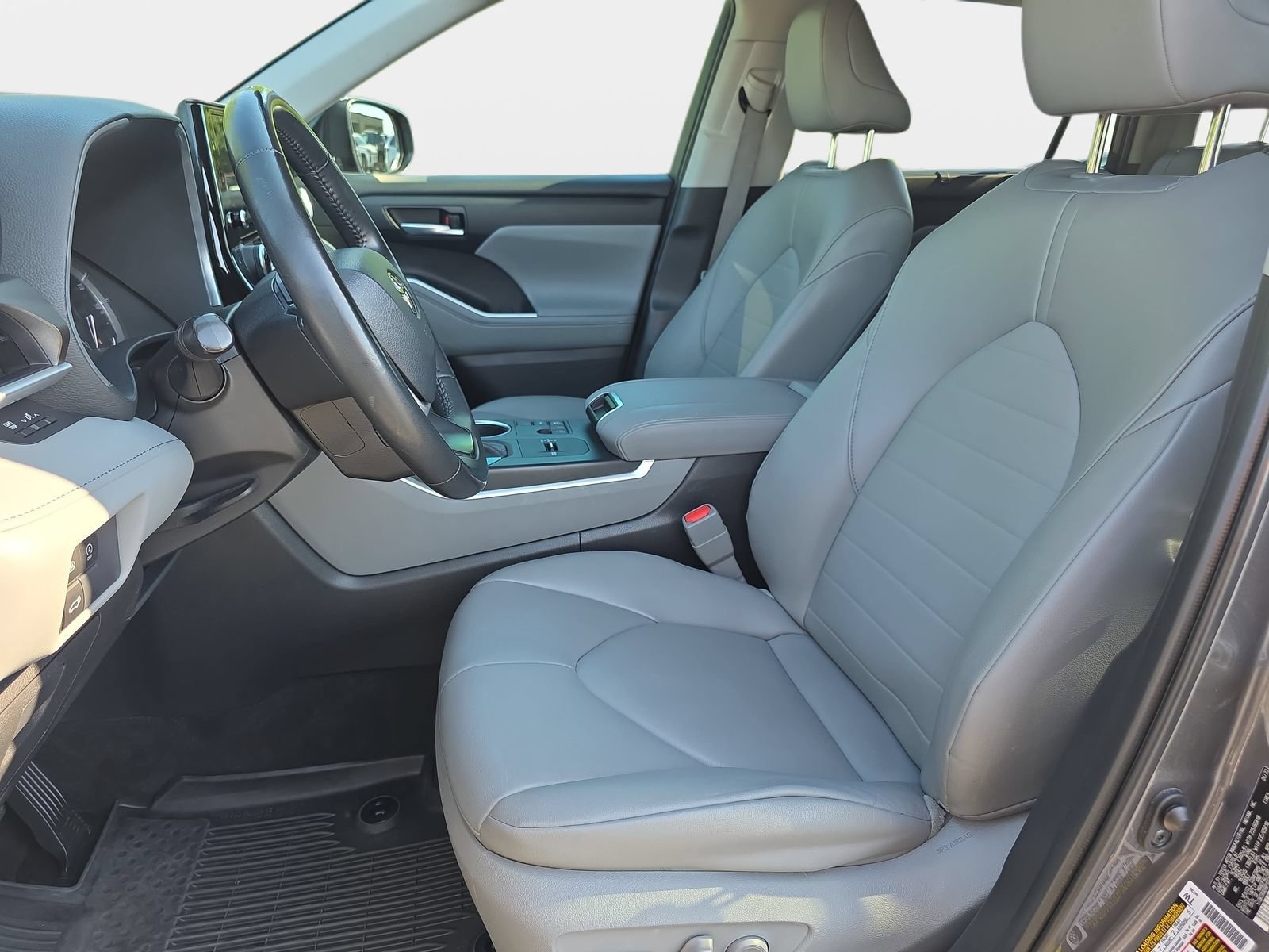 Used 2023 Toyota Highlander XLE FWD image 16