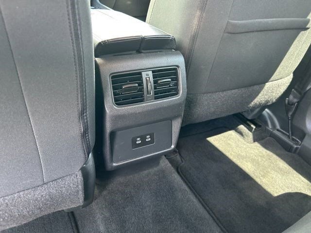 Used 2024 Nissan Rogue SV image 39