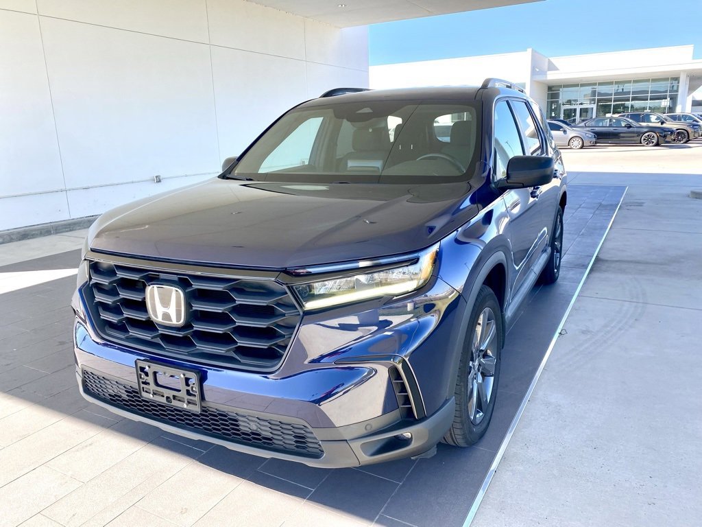 Used 2023 Honda Pilot Sport image 1