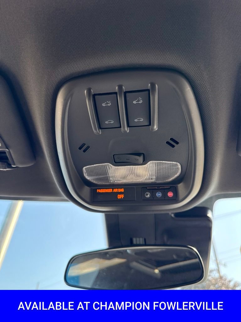 Used 2025 Chevrolet Trax RS w/ Sunroof Package FWD image 31
