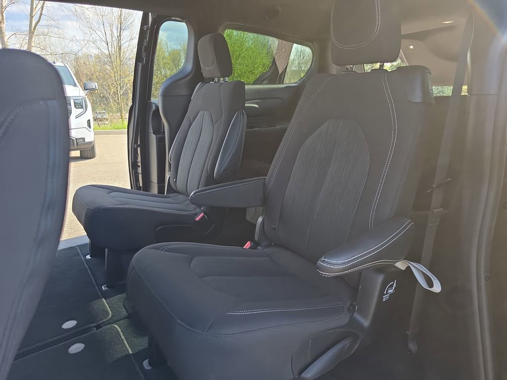 Used 2024 Chrysler Pacifica Touring FWD image 15