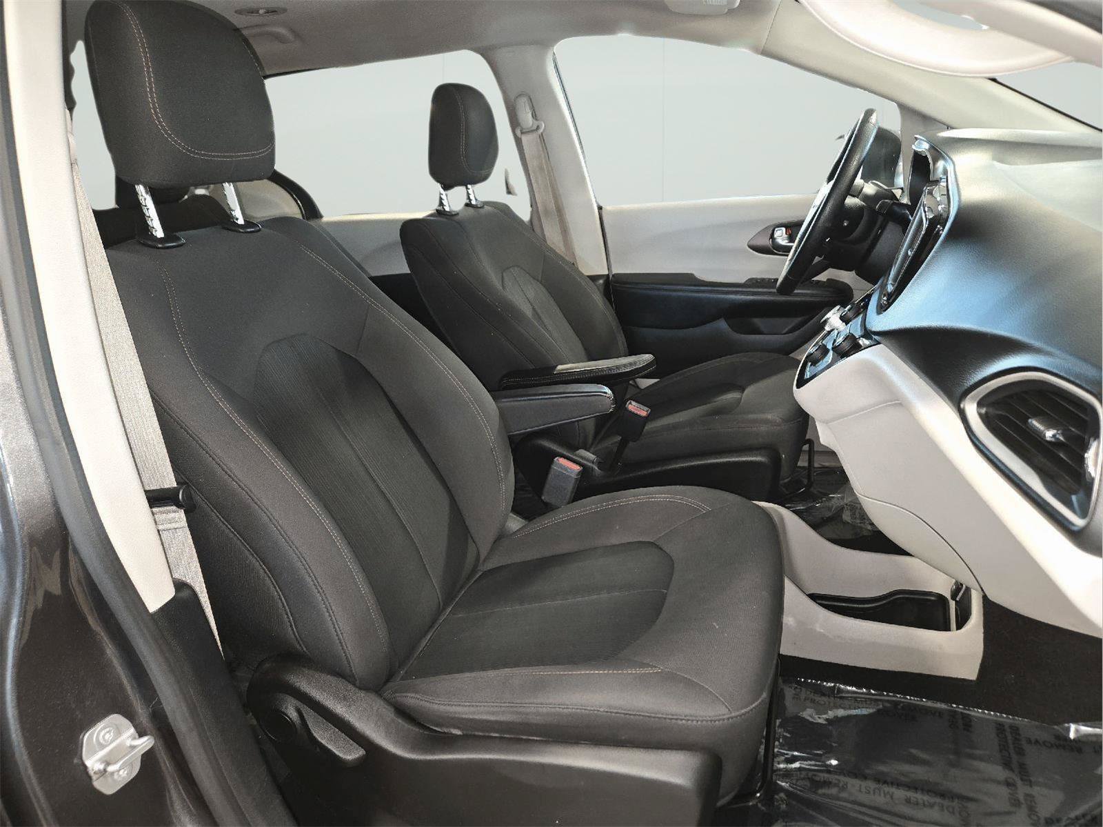 Used 2019 Chrysler Pacifica L FWD image 46
