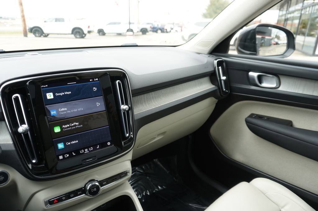 Used 2023 Volvo XC40 B5 Plus image 19