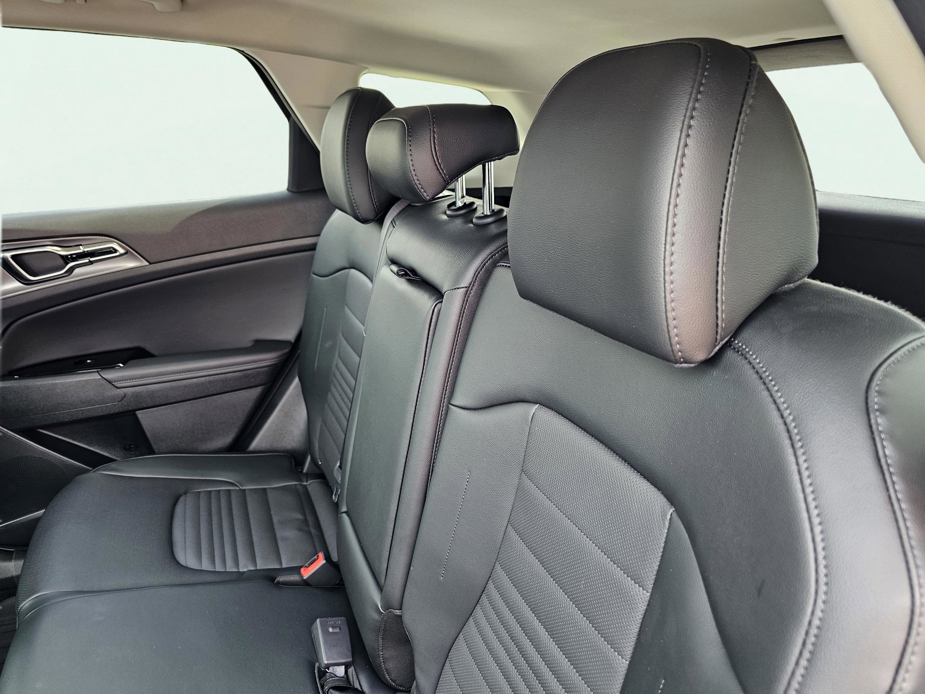 Used 2025 Kia Sportage SX image 27