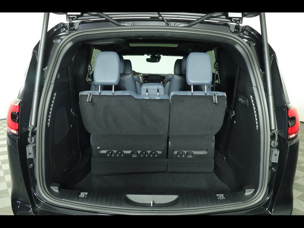 New 2027 Chrysler Pacifica Pinnacle w/ Theater Group AWD/4WD image 16