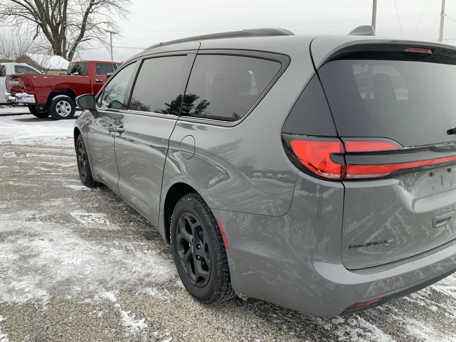 Used 2021 Chrysler Pacifica Limited w/ S Appearance Package image 18