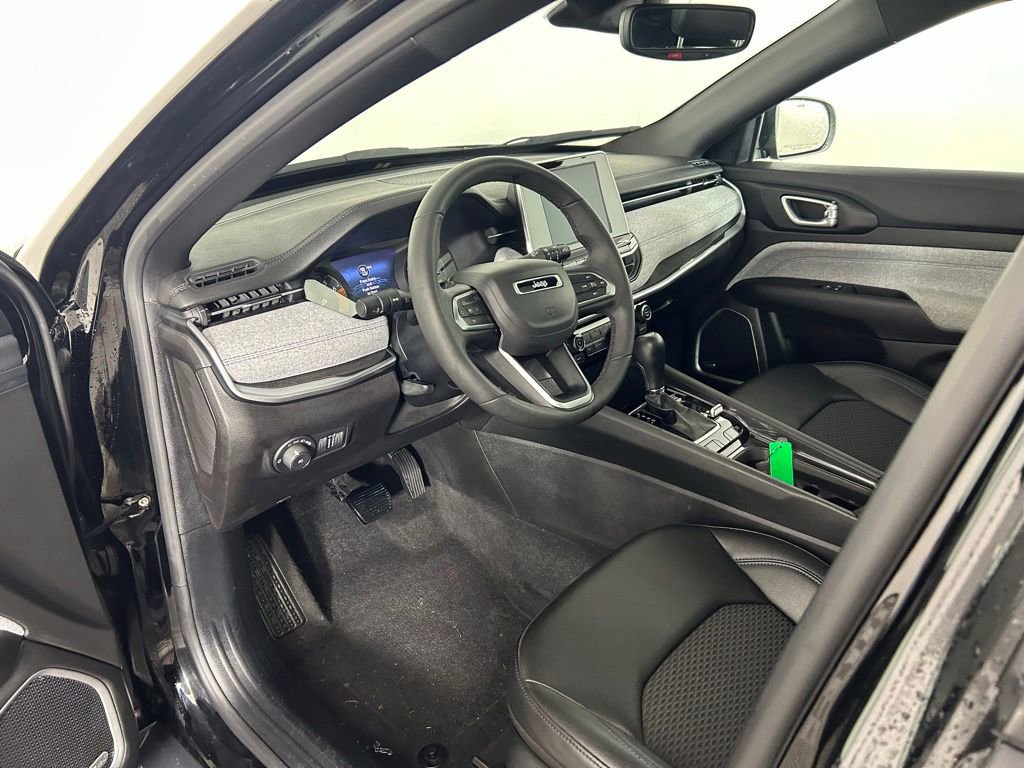 Used 2025 Jeep Compass Latitude w/ Sun & Sound Group AWD/4WD image 14