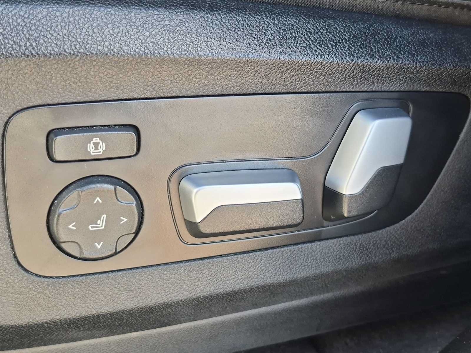 Used 2025 BMW X5 xDrive40i w/ Parking Assistance Package AWD/4WD image 17