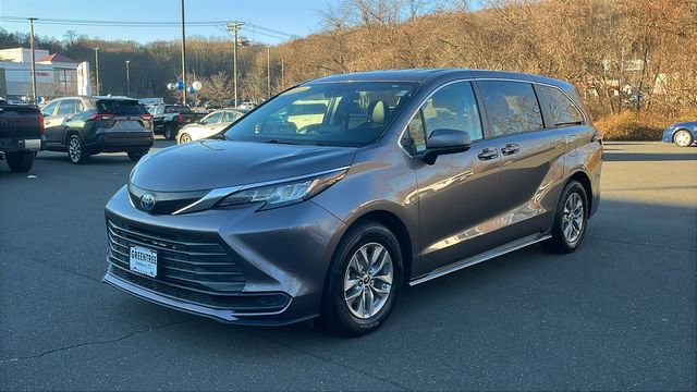 Certified 2022 Toyota Sienna LE image 3