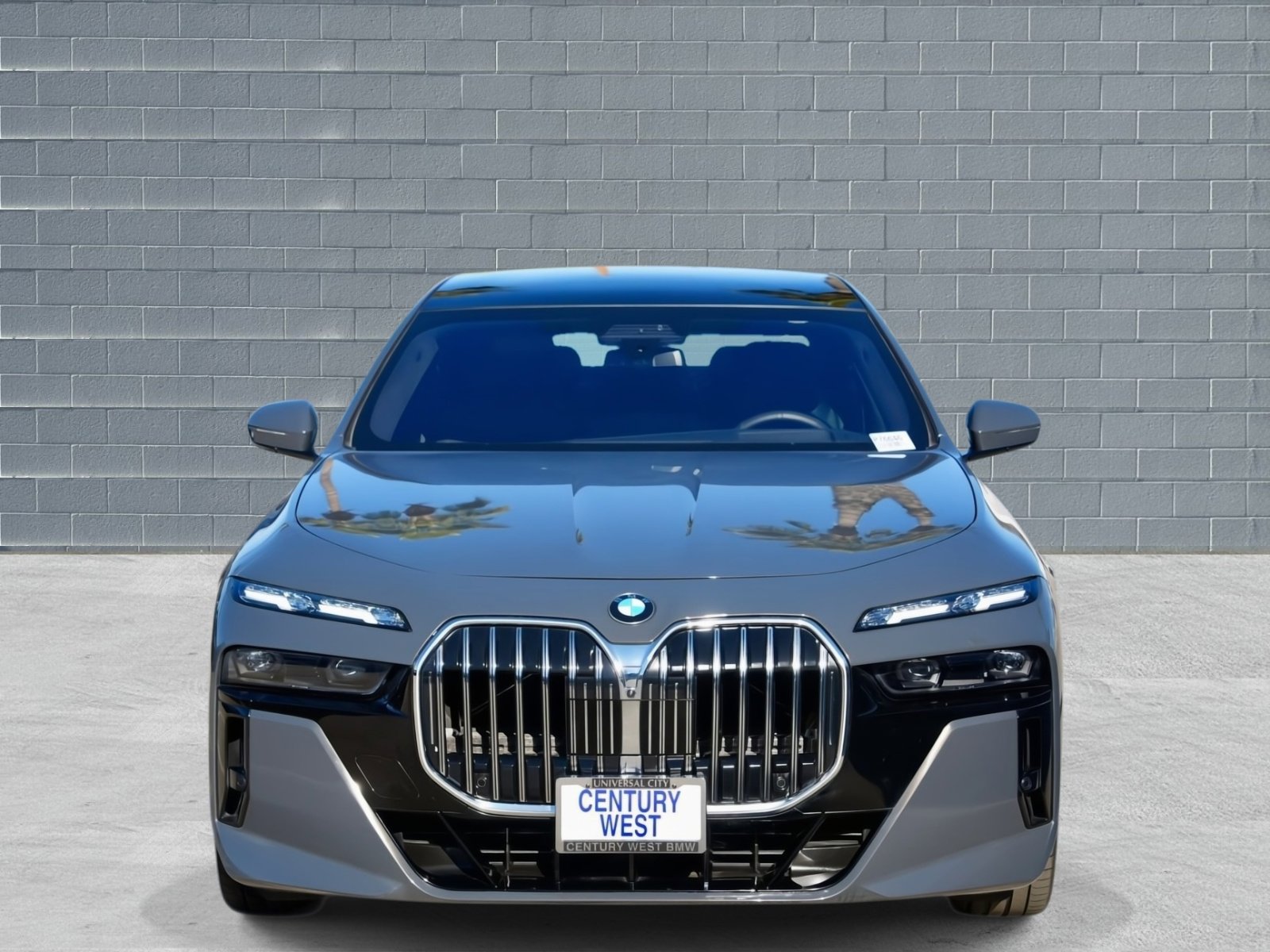 Used 2025 BMW 760i xDrive w/ Executive Package image 2