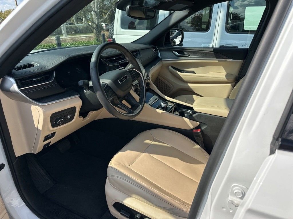 Used 2023 Jeep Grand Cherokee Limited image 3