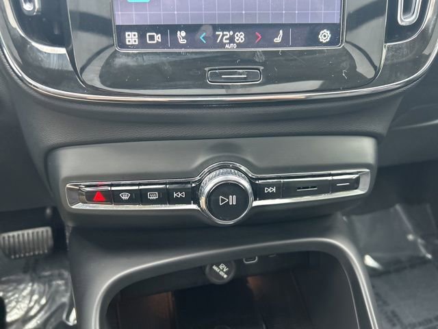 Certified 2025 Volvo XC40 B5 Core image 24