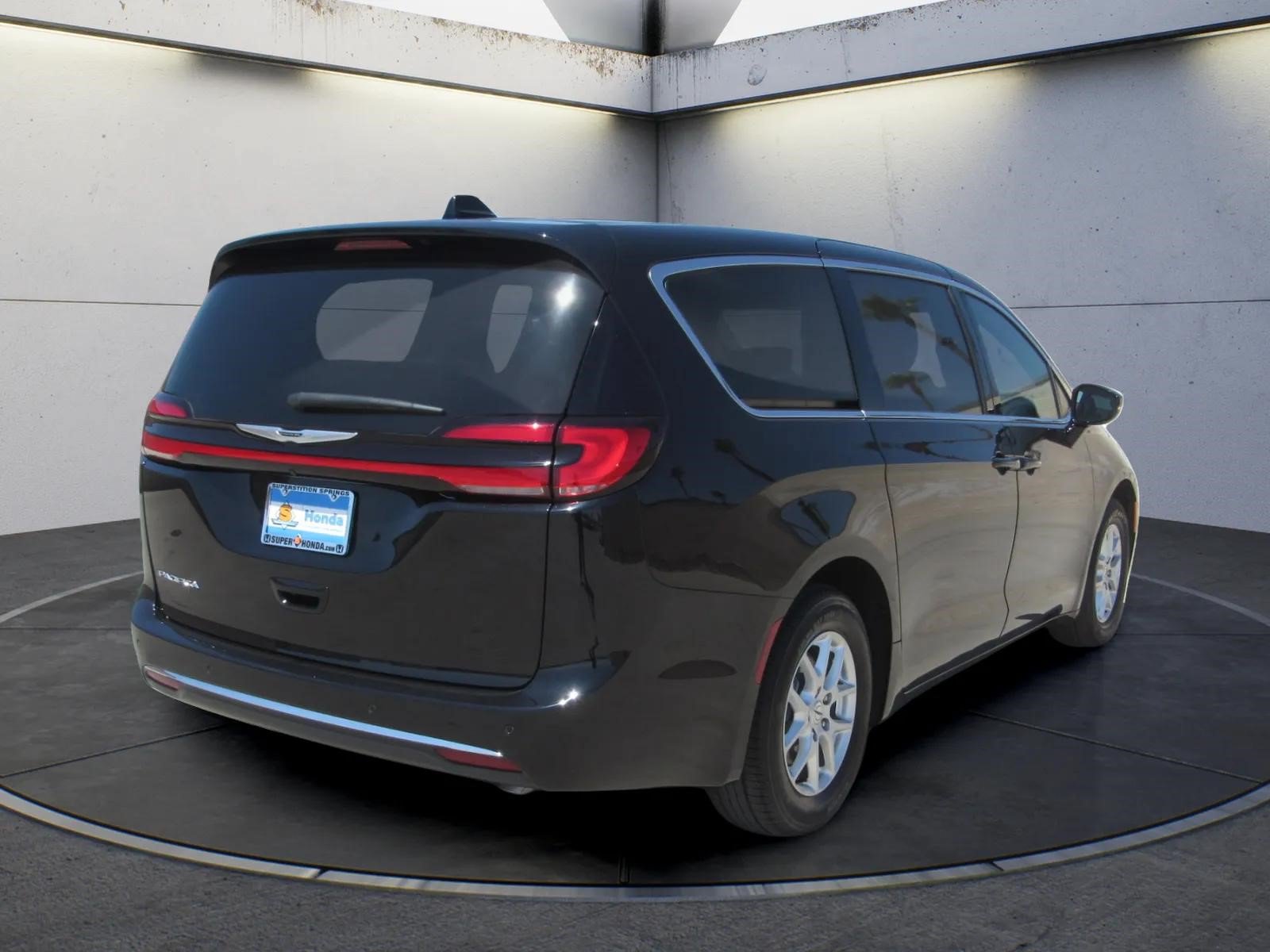Used 2025 Chrysler Pacifica Select FWD image 5