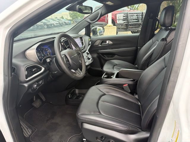 Used 2025 Chrysler Pacifica Select FWD image 15