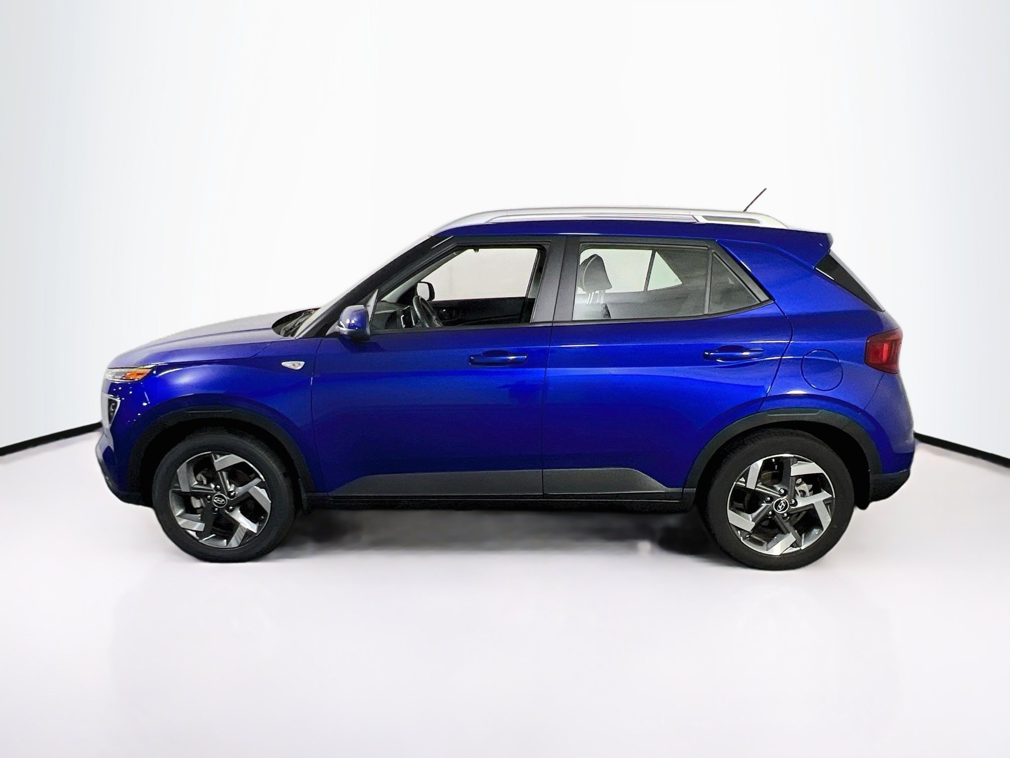 Used 2024 Hyundai Venue Limited FWD image 8