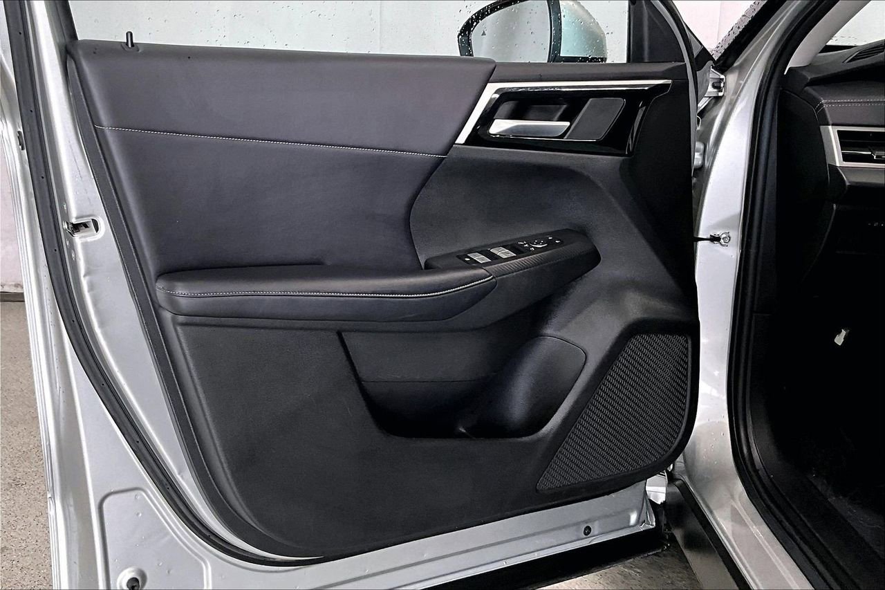 Used 2023 Mitsubishi Outlander SE image 25