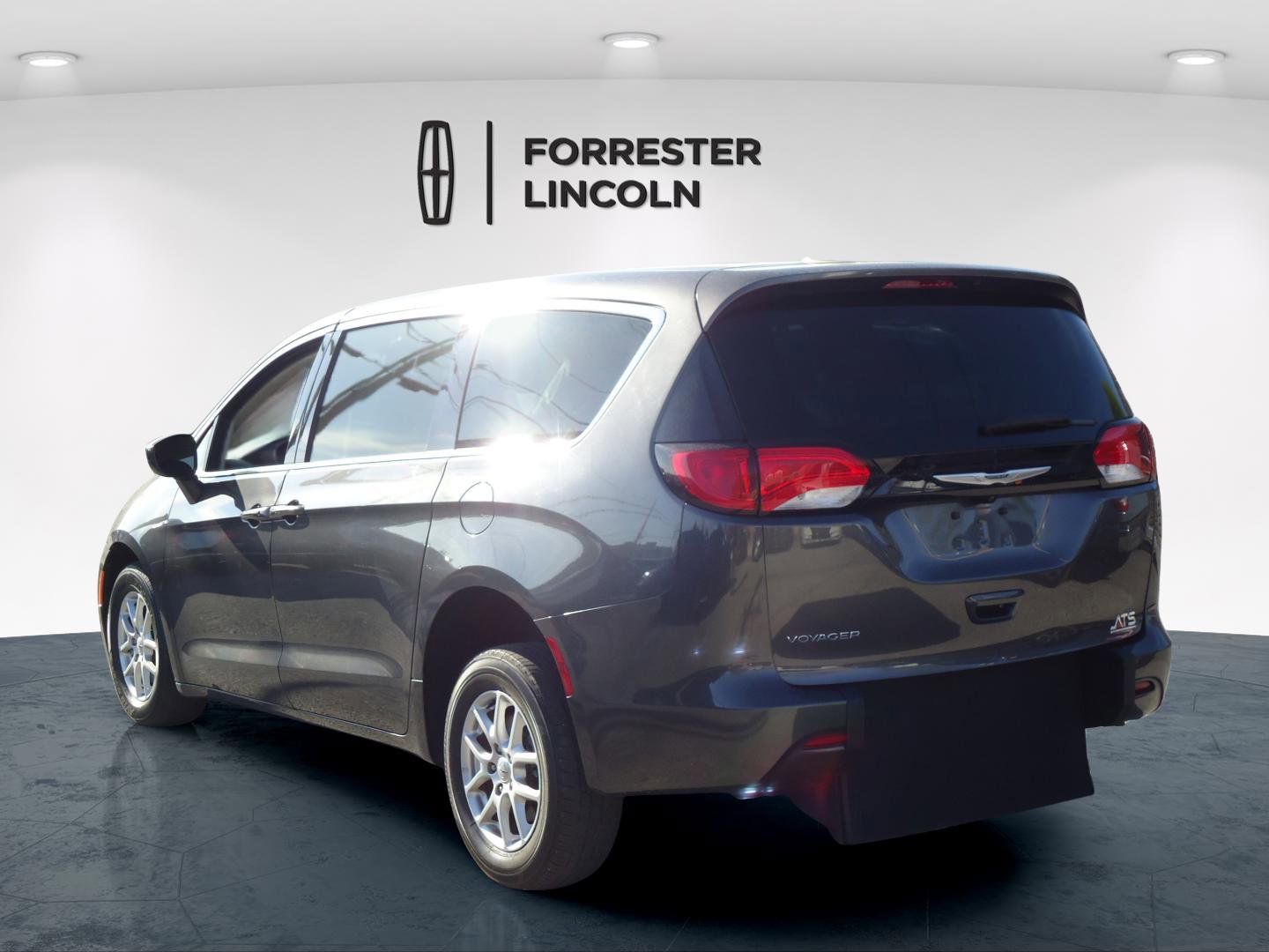 Used 2023 Chrysler Voyager LX image 7