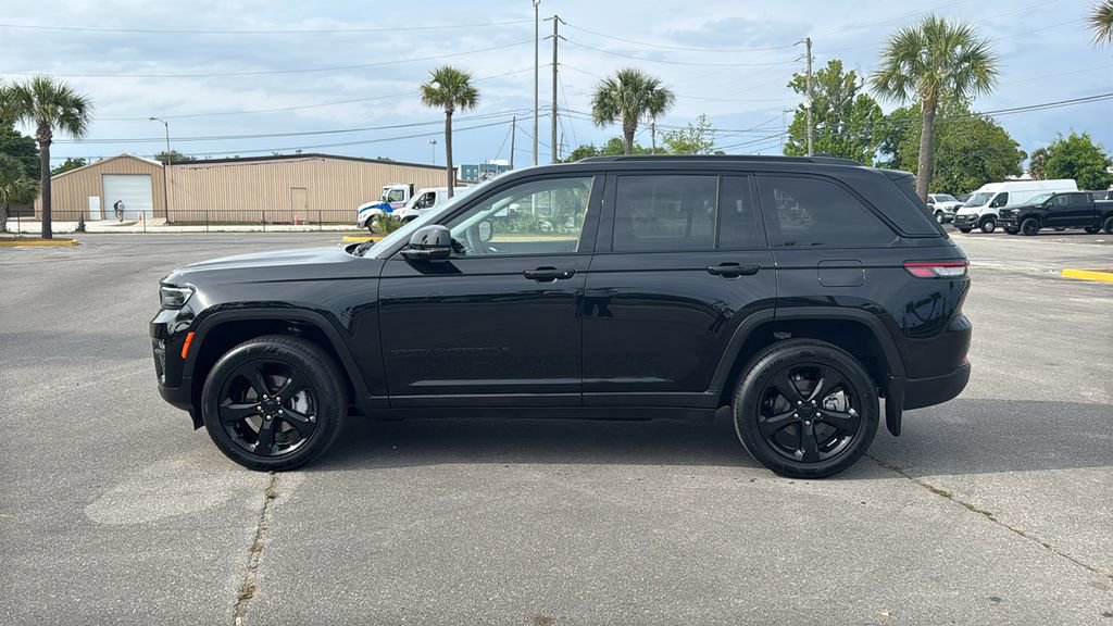 Used 2023 Jeep Grand Cherokee Limited w/ Black Appearance Package RWD image 2