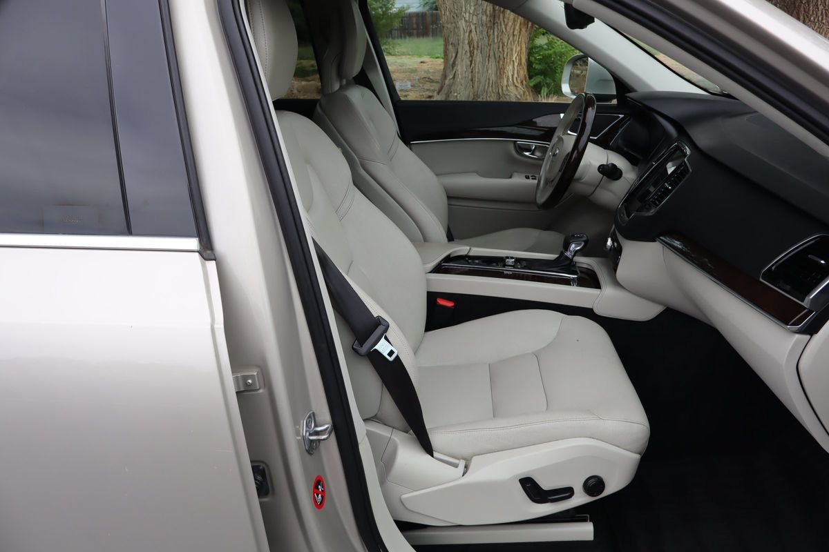 Used 2016 Volvo XC90 T6 Momentum w/ Momentum Plus Package AWD/4WD image 24
