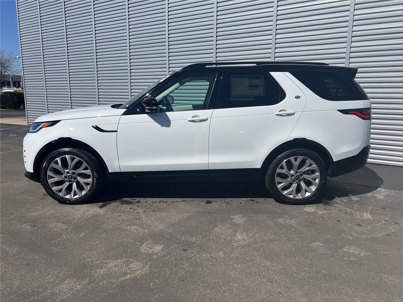 New 2026 Land Rover Discovery Limited Edition AWD/4WD image 2