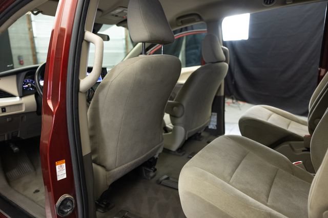 Used 2020 Toyota Sienna L FWD image 16