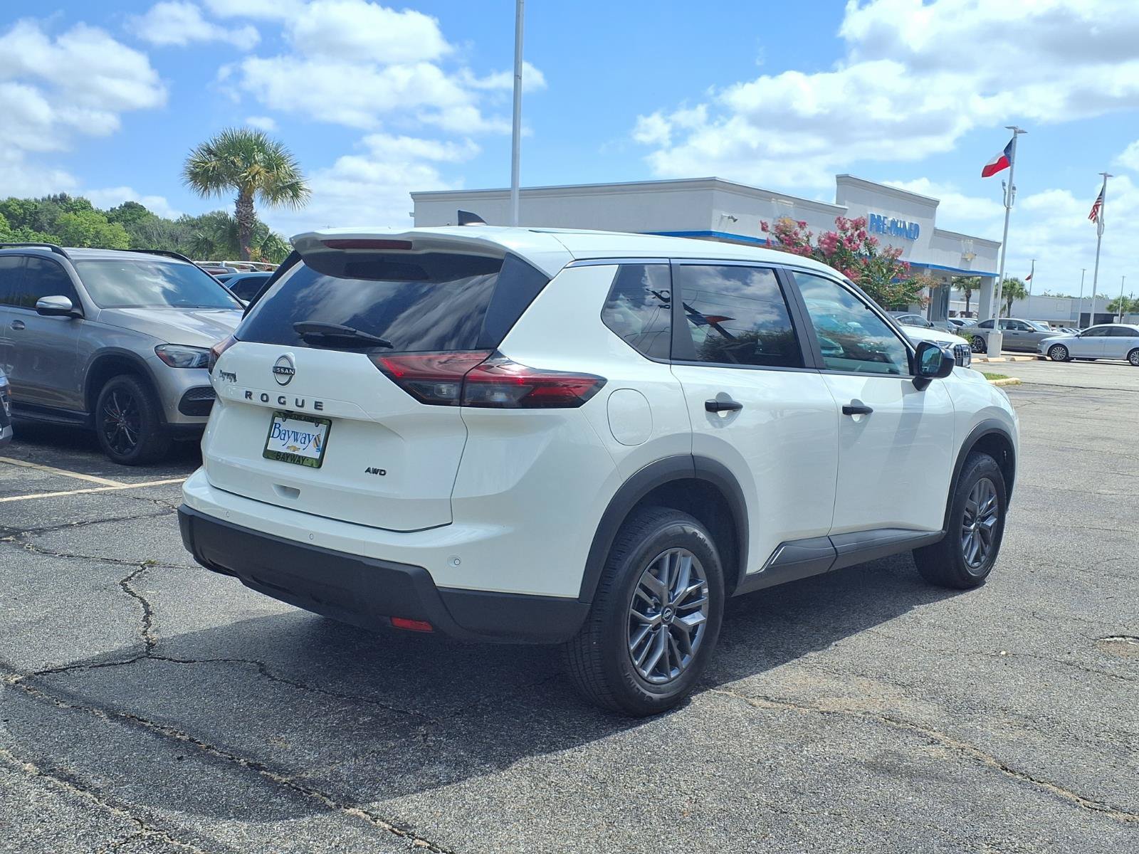 Used 2024 Nissan Rogue S AWD/4WD image 2