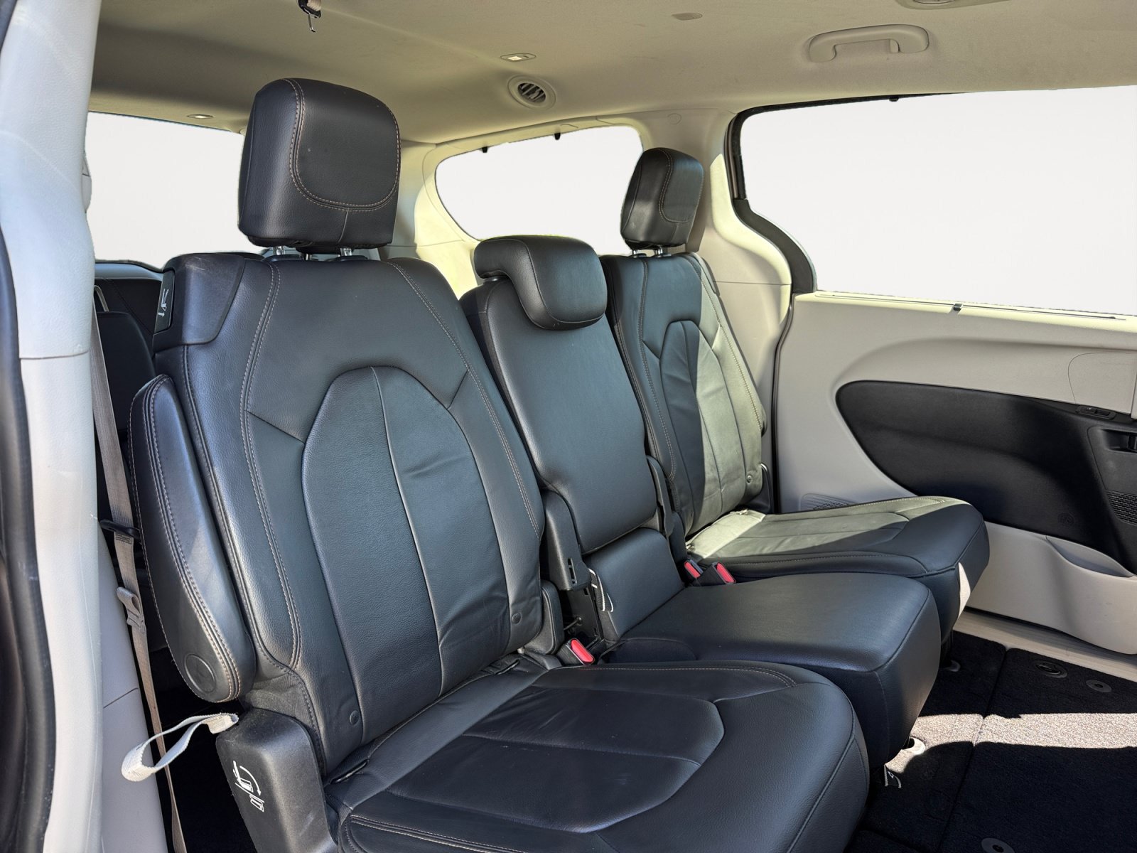 Used 2017 Chrysler Pacifica Touring-L FWD image 18