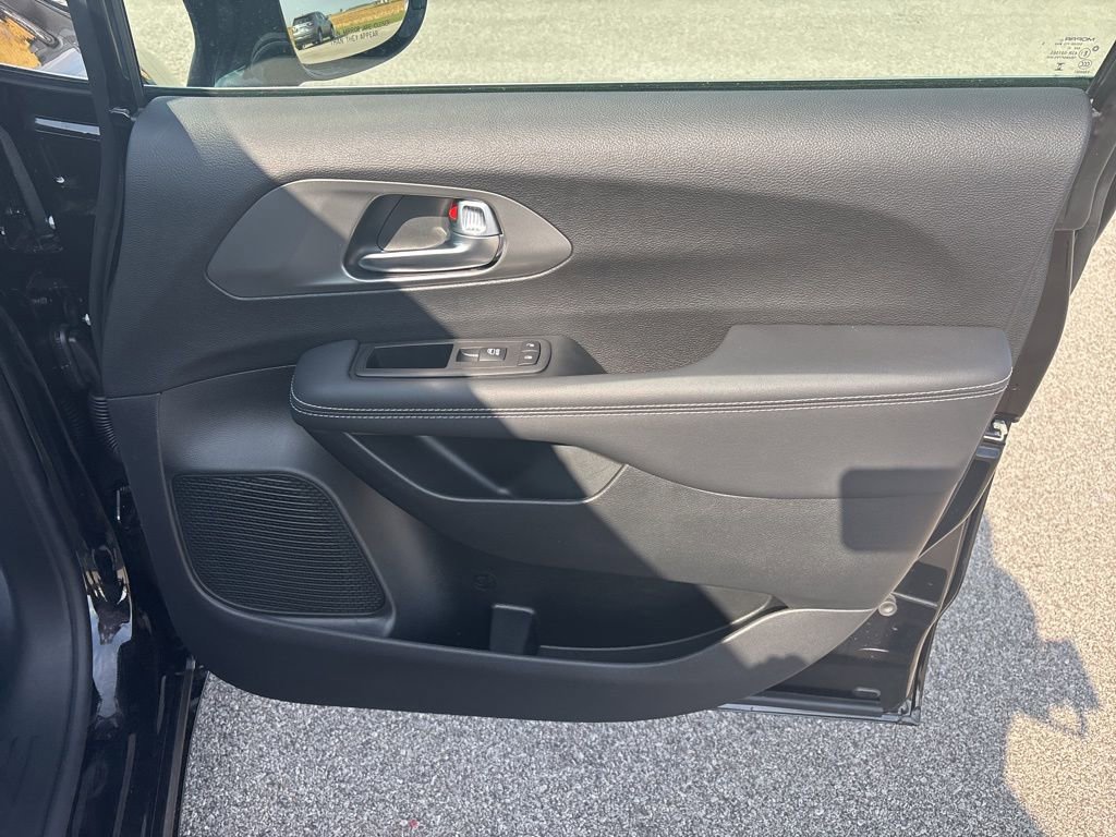 New 2026 Chrysler Pacifica Select image 18