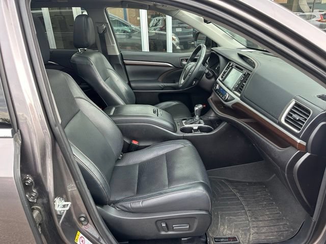 Used 2016 Toyota Highlander Limited Platinum w/ Four Season Floor Mat Package AWD/4WD image 12