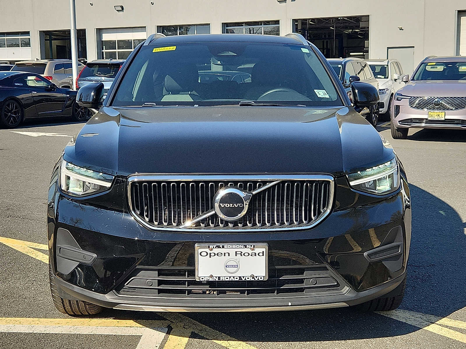 Used 2023 Volvo XC40 B4 Core FWD image 2