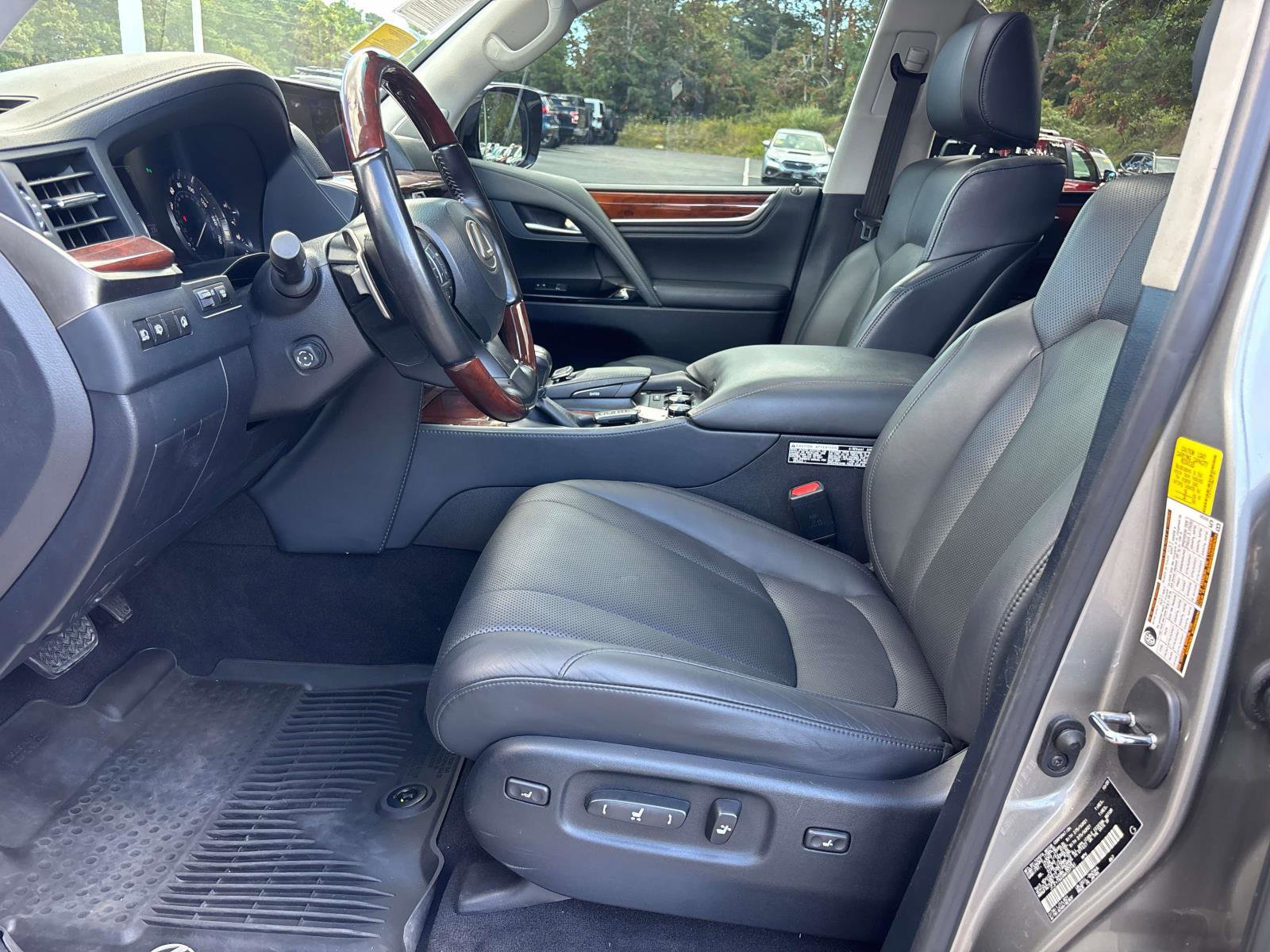 Used 2021 Lexus LX 570 4WD w/ Luxury Package image 11