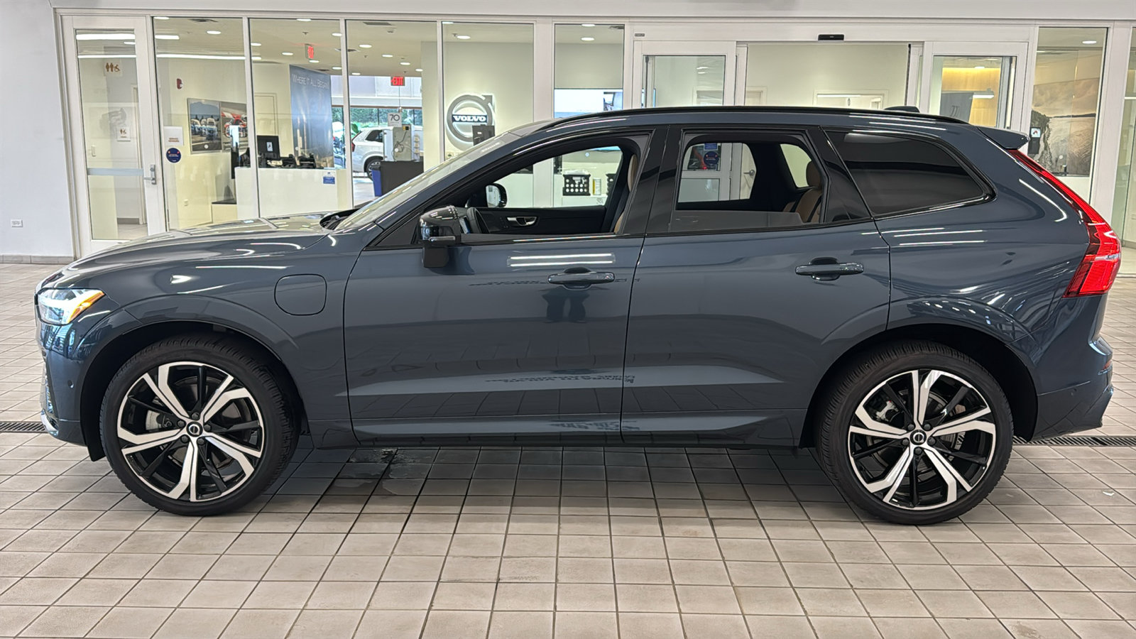 Used 2024 Volvo XC60 T8 Ultimate w/ Protection Package Premier AWD/4WD image 8