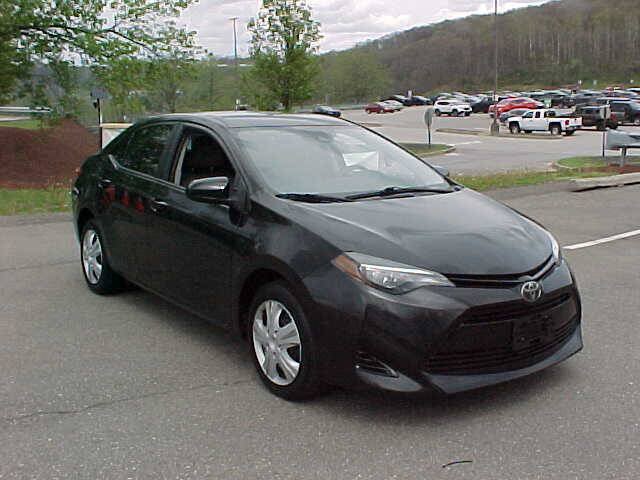 Used 2017 Toyota Corolla LE FWD image 2